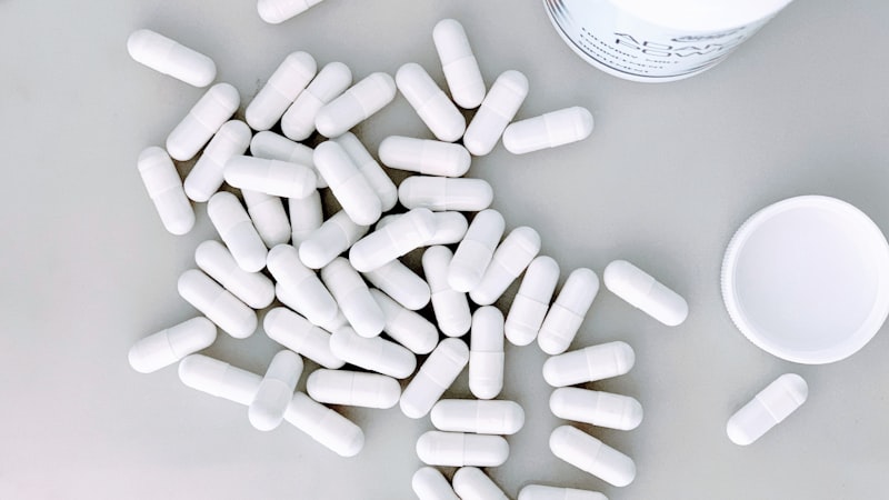 白い薬のカプセル