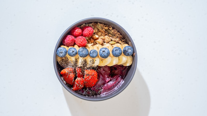 牛乳と果物が入ったシリアルのボウル