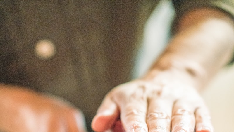 生肉を持っている人