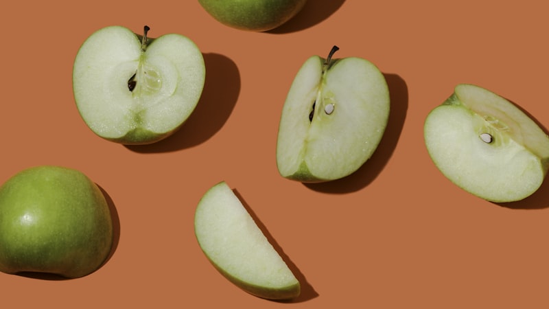 ピンクの表面に青リンゴの実