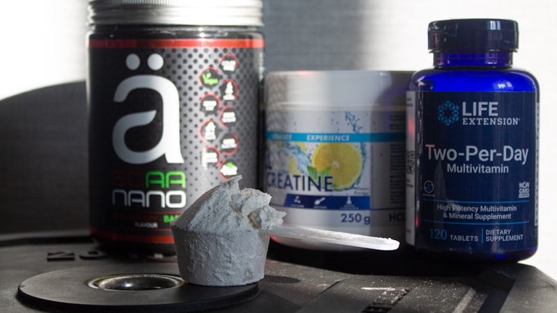 ビタミン剤や錠剤のボトルが置かれたテーブル