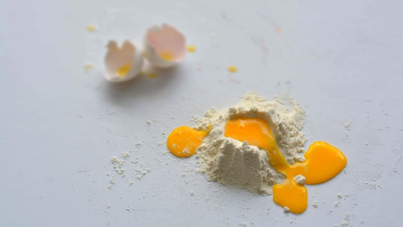 テーブルの上にある卵のカップル