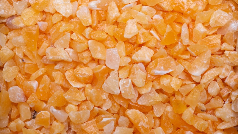 オレンジ色の岩の山のクローズアップ