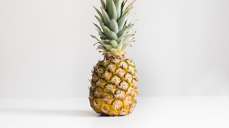 白い表面にパイナップル