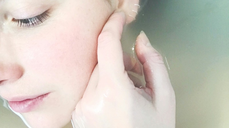 水に浸かる女性