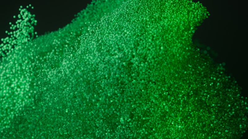 緑色の粒子が渦を巻きテクスチャーのある雲を作り出します
