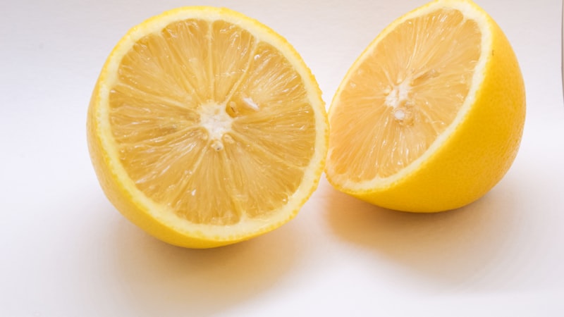 白い表面に半分に切ったレモン2個