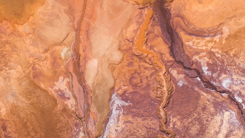 茶色と白の抽象画