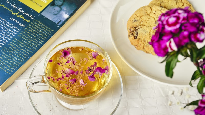 花の横にある食べ物のボウル