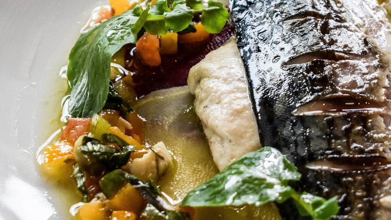 魚と野菜をトッピングした白いプレート