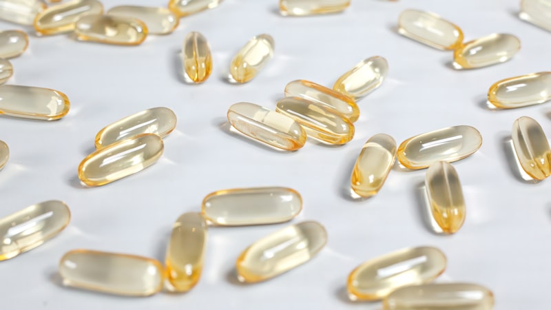 テーブルの上に座っている錠剤の束