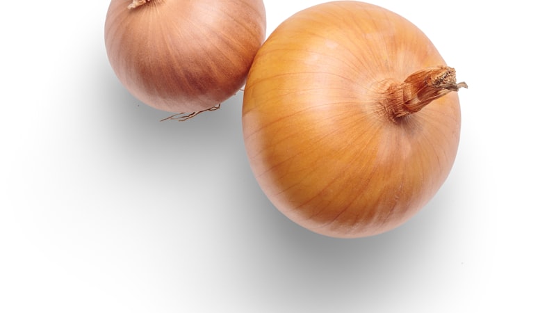 白い背景に3つの白いニンニク