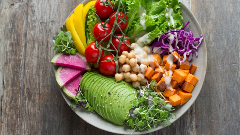 木製のまな板に並ぶ新鮮な野菜