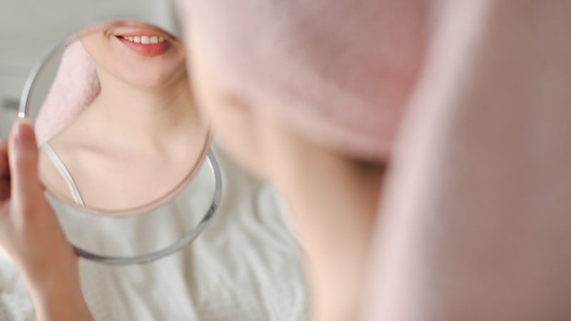 白いシャツを着た女性