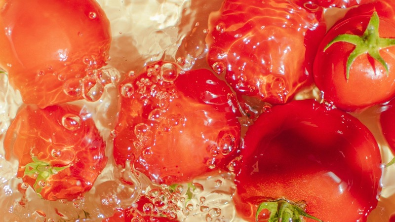 水の中にあるトマトの束