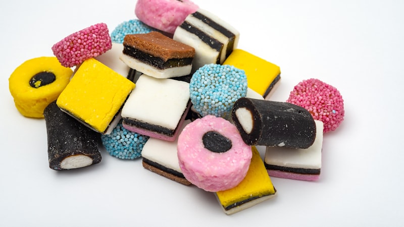 白い表面に山積みのお菓子