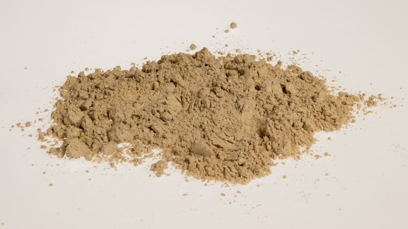 白いテーブルの上に土の山が置かれている