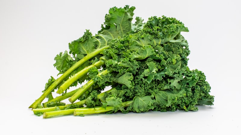 白いテーブルの上に座っているブロッコリーの山