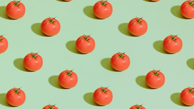 ピンクの表面に赤いチェリーの果実