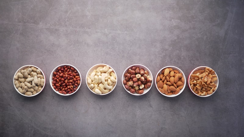 白い陶器のボウルに茶色のナッツ