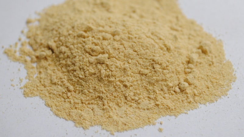 白い表面に茶色の粉