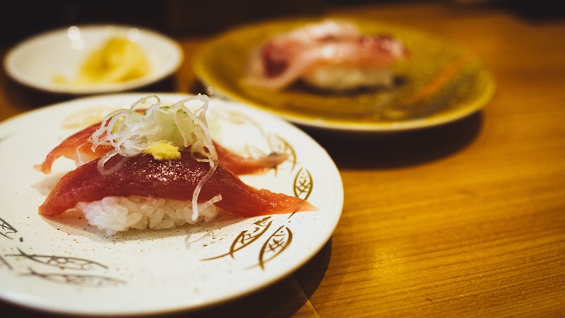 白い陶板に肉入りの白米