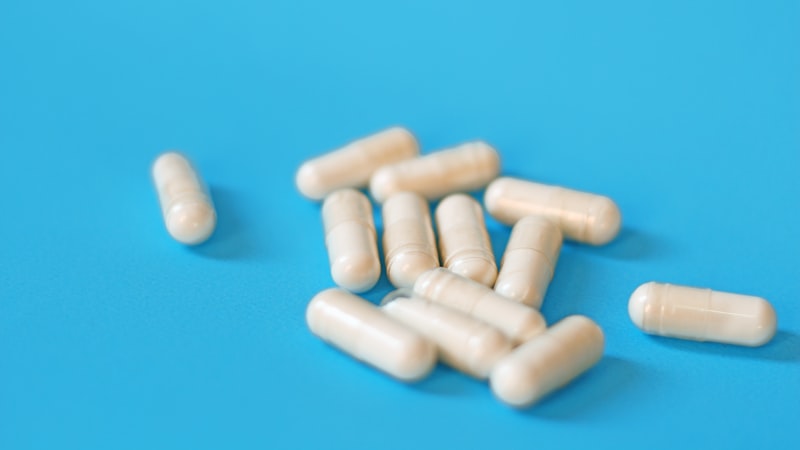 青い背景に白い錠剤の山