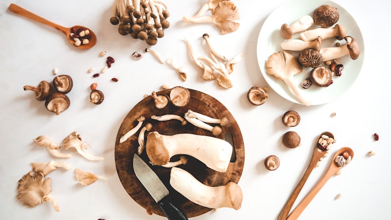 白い表面に白と茶色のハート型のクッキー