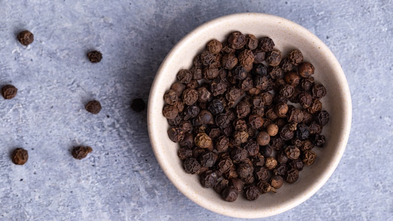 白いセラミックボウルに茶色のコーヒー豆