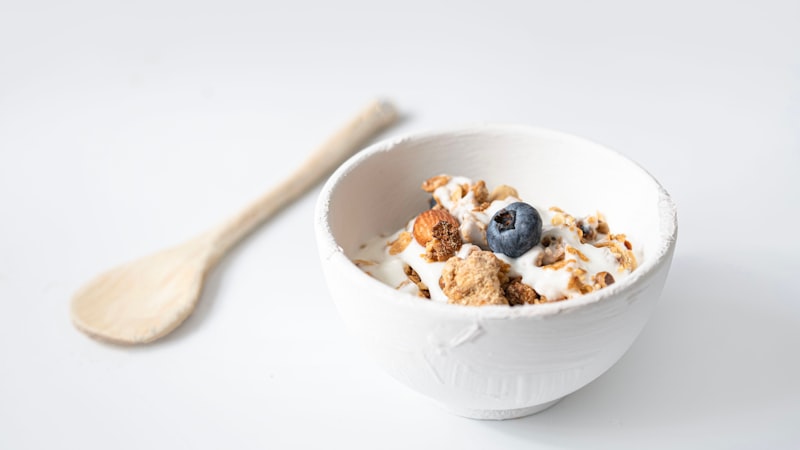 側面にスプーンが付いたシリアルのボウル