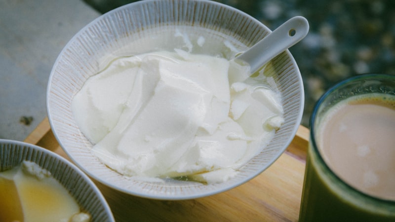 テーブルの上には食べ物のボウルが2杯あります