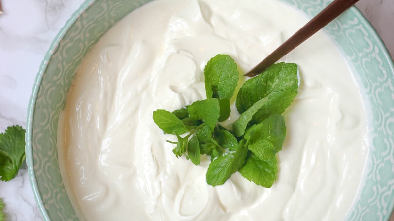 スプーンが入ったヨーグルトのボウル