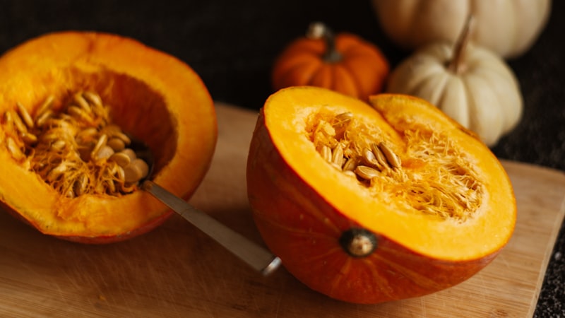カボチャを半分に切ったまな板