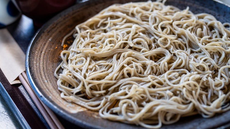 日本の蕎麦はテーブルの上に出されます