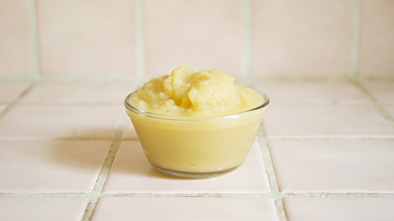 透明なガラスのボウルに黄色いクリーム