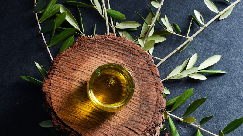 緑の葉に茶色の丸い木の飾り