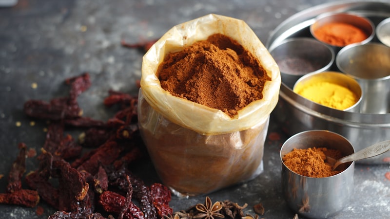 茶色の液体が入った透明なコップ