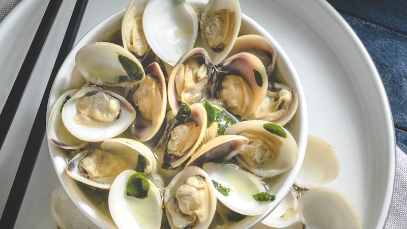 白い皿のシーフード料理