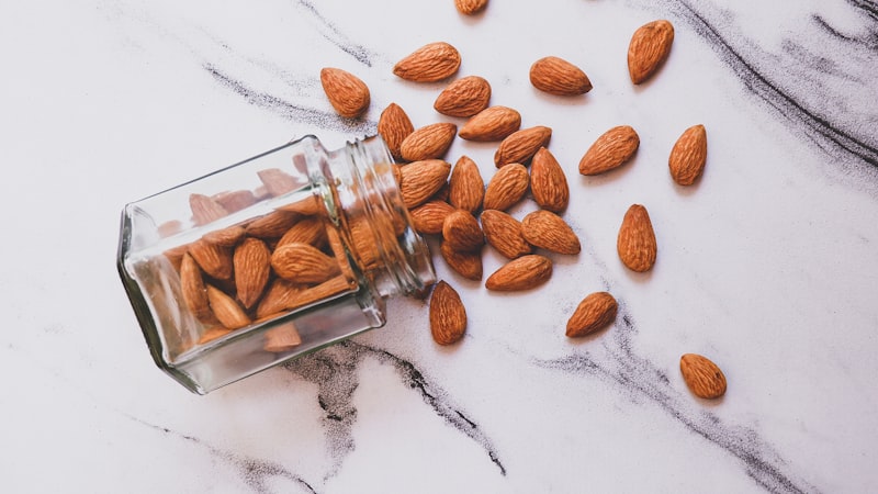 白いテーブルの上の茶色のアーモンド