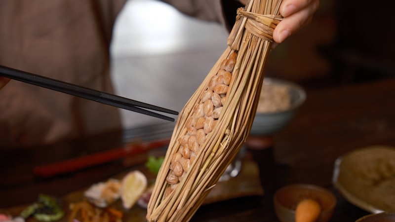 食べ物のボウルの上に棒を持っている人